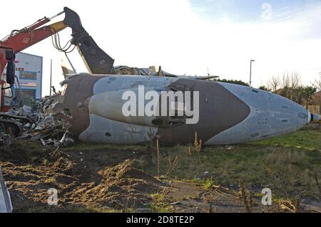 Nachdem wir 23 am Eingang zum Blackpool Airport gestanden hatten Jahre der Vulcan Bomber wurde demontiert und zum Recycling geschickt Im Januar 2006 Stockfoto