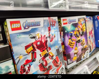 Puilboreau, Frankreich - 14. Oktober 2020: Supermarktregale gefüllt mit Avenger Marvel Figur Lego Display zum Verkauf in den Supermarktregalen Stockfoto