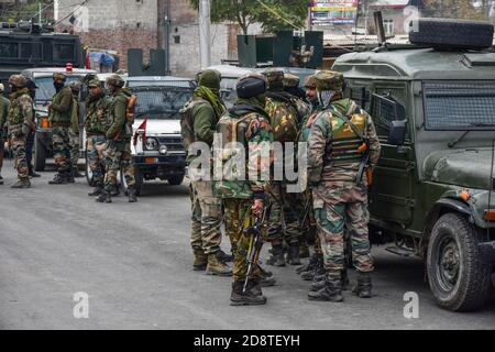 Soldaten der indischen Armee stehen in der Nähe der Begegnungsstätte am Stadtrand von Srinagar.EIN Top-militanter Chef Saifullah mir wurde bei einer Begegnung im Gebiet Rangreth des Bezirks Srinagar getötet. Ein Militanter wurde auch lebend während der Operation gefangen genommen, die am Morgen auf einer bestimmten Information gestartet wurde, sagte die Polizei. Stockfoto