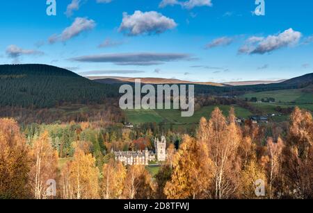 BALMORAL SCHLOSS UND ANWESEN ABERDEENSHIRE SCHOTTLAND VON BUNTEN BIRKEN UMGEBEN BÄUME UND EIN BLAUER HIMMEL IM HERBST Stockfoto