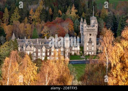 BALMORAL SCHLOSS UND ANWESEN ABERDEENSHIRE SCHOTTLAND VON BUNTEN BIRKEN UMGEBEN BÄUME UND FIR-BÄUME IM HERBST Stockfoto