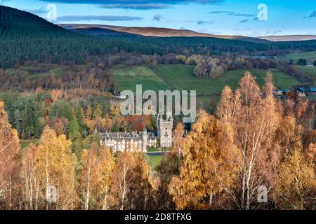 BALMORAL SCHLOSS UND ANWESEN ABERDEENSHIRE SCHOTTLAND VON BUNTEN BIRKEN UMGEBEN BÄUME IM HERBST Stockfoto