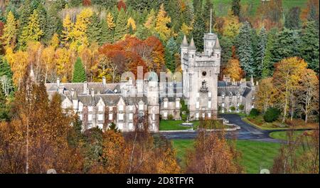 BALMORAL SCHLOSS UND ANWESEN ROYAL DEESIDE ABERDEENSHIRE SCHOTTLAND UMGEBEN VON BUNTE BIRKEN UND FIR BÄUME IM HERBST Stockfoto