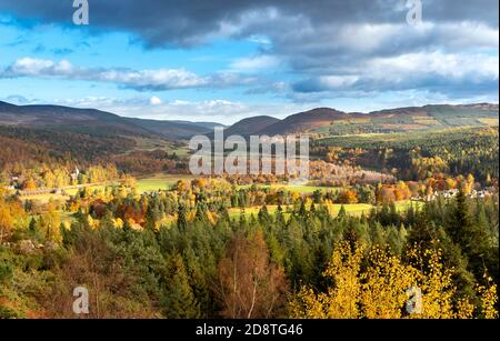 BALMORAL ESTATE RIVER DEE VALLEY ABERDEENSHIRE SCHOTTLAND BLICK IN RICHTUNG ANWESEN HÄUSER UND CRATHIE KIRCHE AN EINEM SPEKTAKULÄREN HERBSTTAG Stockfoto