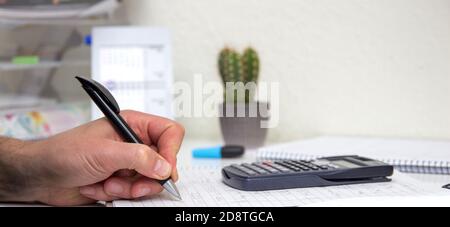 Der Student löst mathematische Formeln. Der Mensch schreibt mit einem Stift in ein Notizbuch.Hausarbeit. Notizen in einem Notizbuch. Stockfoto