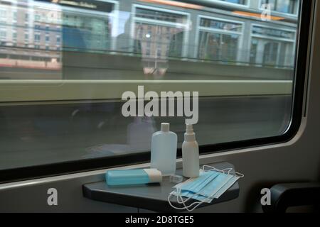 Neues normales Konzept im Pendeln und Reisen. Gesichtsmasken und Händedesinfektionsmittel sind obligatorische Ausrüstung für Pendler und Reisende. Stockfoto