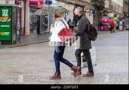 Dundee, Tayside, Schottland, Großbritannien. November 2020. UK Wetter: Herbstsonne mit starken Winden und gelegentlichen leichten Regen über Nord-Ost-Schottland, Höchsttemperaturen 10 Grad Anwohner nehmen sich den Tag zum Einkaufen und geselligen Zusammensein im Stadtzentrum vor, bevor am Montag, den 2. November 2020, die strengeren Covid-19-Sperrbeschränkungen der Stufe 3 in Dundee in Kraft treten. Kredit: Dundee Photographics/Alamy Live Nachrichten Stockfoto