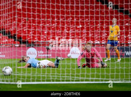 Everton Torhüterin Sandy MacIver (zweite rechts) reagiert, nachdem Manchester Citys Georgia Stanway (links) beim FA Cup Finale der Frauen im Wembley Stadium, London, das zweite Tor des Spiels erzielt hat. Stockfoto