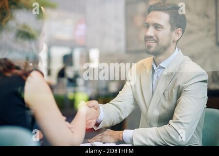 Begrüßung der weiblichen Geschäftspartnerin Stockfoto