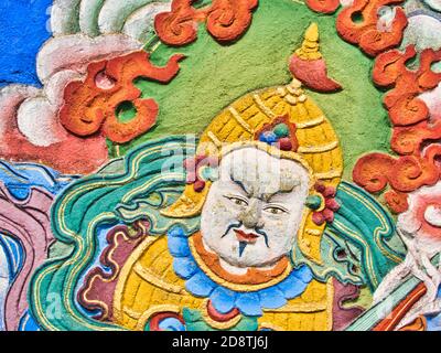 LA BOULAYE, FRANKREICH - APRIL CIRCA, 2018. Sehr farbiges Wandgemälde mit buddhistischer Geschichte an der Tempelwand im berühmten Tempel der tausend buddhas. Szene Stockfoto