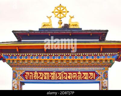 LA BOULAYE, FRANKREICH - APRIL CIRCA, 2018. Farbenfrohe Details des Daches des 1000 buddhas Tempels. Holzschnitzerei. Mehrfarbige, dreistufige Hütte Stockfoto