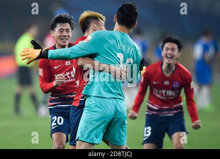 (201101) --SUZHOU, 1. November 2020 (Xinhua) -- Spieler von Chongqing Dangdai feiern nach dem Gewinn der 18. Runde zwischen Chongqing Dangdai und Shanghai Greenland Shenhua bei der Saison 2020 Chinese Football Association Super League (CSL) Suzhou Division in Suzhou, Ost-Chinas Provinz Jiangsu, 1. November 2020. (Xinhua/Xu Chang) Stockfoto