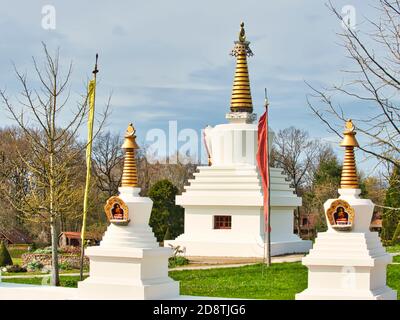 LA BOULAYE, FRANKREICH - APRIL CIRCA, 2018. Mehrere kleine weiße Stupas mit traditionellen Augen von Buddha Malerei in einer Reihe in tausend buddhas Tempel, EIN Stockfoto