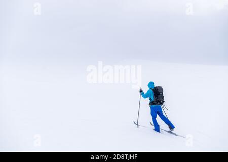 Mann auf Langlaufskiern in den Bergen bei Hovringen im Rondane Nationalpark, Norwegen Stockfoto