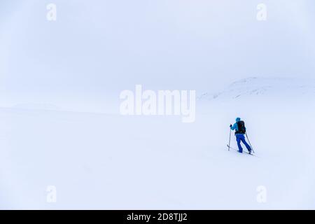 Mann auf Langlaufskiern in den Bergen bei Hovringen im Rondane Nationalpark, Norwegen Stockfoto