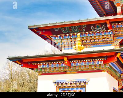 LA BOULAYE, FRANKREICH - APRIL CIRCA, 2018. Farbenfrohe Details des Daches des 1000 buddhas Tempels. Holzschnitzerei. Mehrfarbige, dreistufige Hütte Stockfoto