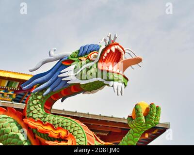 LA BOULAYE, FRANKREICH - APRIL CIRCA, 2018. Nahaufnahme eines bunten Drachen auf dem Dach des 1000 buddhas Tempels in Frankreich Stockfoto