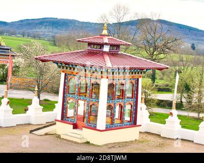 LA BOULAYE, FRANKREICH - APRIL CIRCA, 2018. Farbenfrohe Details des Daches des 1000 buddhas Tempels. Holzschnitzerei. Mehrfarbige, dreistufige Hütte Stockfoto