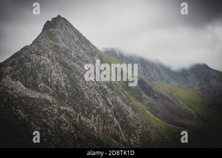 Wolkenbedeckter Berg. Tryfan in der Glyderau Range im Snowdonia National Park, Wales Stockfoto