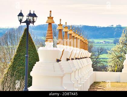 LA BOULAYE, FRANKREICH - APRIL CIRCA, 2018. Mehrere kleine weiße Stupas mit traditionellen Augen von Buddha Malerei in einer Reihe in tausend buddhas Tempel, EIN Stockfoto