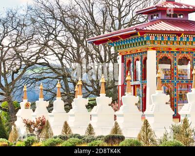 LA BOULAYE, FRANKREICH - APRIL CIRCA, 2018. Mehrere kleine weiße Stupas mit traditionellen Augen von Buddha Malerei in einer Reihe in tausend buddhas Tempel, EIN Stockfoto