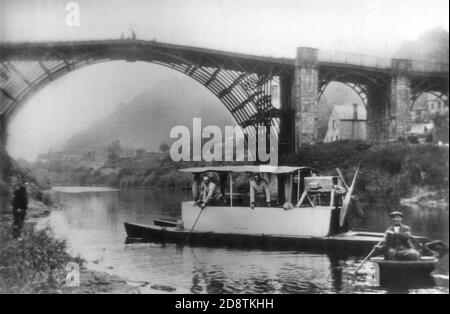 Dudley-Erfinder Walter Davies und sein Hydroglider- und Coracle-Hersteller Harry Rogers auf dem Fluss Severn bei Ironbridge neben dem Cataraman im Jahr 1938 Stockfoto