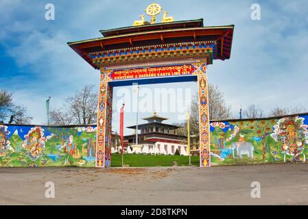 LA BOULAYE, FRANKREICH - APRIL CIRCA, 2018. Große Außenansicht des berühmten 1000 buddhas Tempels. Es ist mehrfarbig, dreistufig bhutanischen Stil Stockfoto