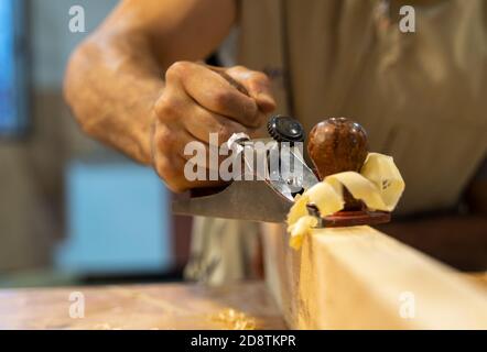 Junger Zimmermann, der in einer Zimmerei am Holz arbeitet Stockfoto