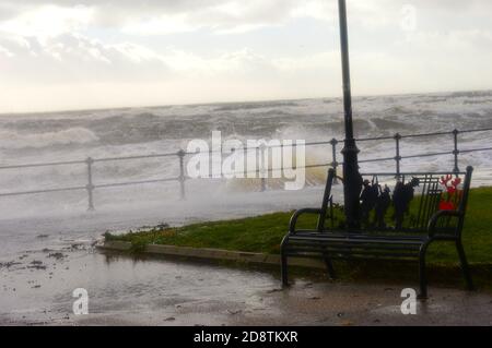 Trike - Motoring - Reiten - Blauer Mond - Schiffshubschrauber - Marine - Militär - Himmel - damit wir nicht vergessen - Mohn - Vögel - Meer - Strand - Storm Remembrance. Stockfoto