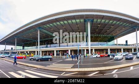 Schönefeld, Deutschland - 1. November 2020 - Passagierterminal Flughafen Berlin Brandenburg bei bewölktem Wetter internationaler Flughafen Willy Brandt in der Nähe der Ca Stockfoto