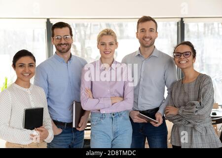 Porträt erfolgreicher internationaler Teamkollegen, die im Büro posieren. Stockfoto
