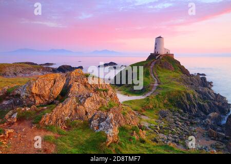 TWR Mawr Lighthouse, Llanddwyn Island bei Sonnenuntergang, Anglesey, North Wales, Großbritannien. Stockfoto