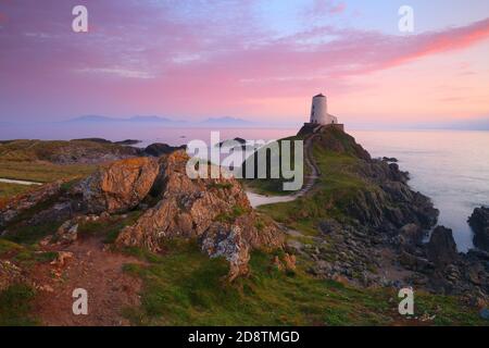 TWR Mawr Lighthouse, Llanddwyn Island bei Sonnenuntergang, Anglesey, North Wales, Großbritannien.