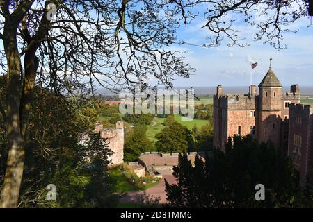 Dunster Dorf Hauptstraße läuft zu einem Jahrhunderte alten Schloss umgeben Durch Palmen subtropische Gärten Waldwildpark mit Blick auf Bristol Kanal Stockfoto