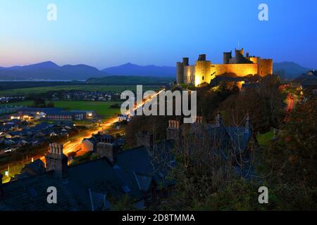 Harlech Castle in der Dämmerung mit den Bergen von Snowdonia in der Ferne. Wales, Großbritannien. Stockfoto