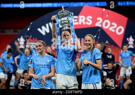 Sam Mewis (Mitte) von Manchester City feiert mit den Teamkollegen Georgia Stanway (links) und Janine Beckie nach dem Gewinn des FA Cup Finales der Frauen im Wembley Stadium, London. Stockfoto