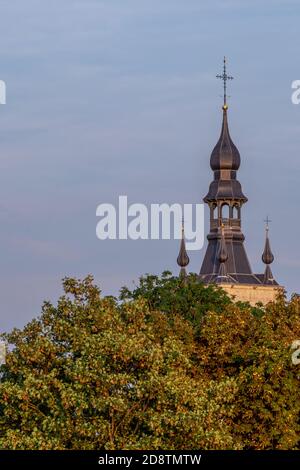 Der Turm der O.L.V.-Ten-Poel Kirche in Tienen/Belgien. Die gotische Kirche aus dem 13. Jahrhundert. An einem sonnigen Tag im Sommer Stockfoto