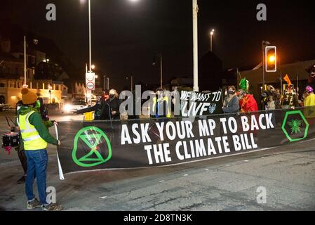 Hastings, Großbritannien. Oktober 2020. Extinction Rebellion Halloween Protest und März. Der lebhafte marsch verließ die Altstadt einmal dunkel, und schloss laute Samba Trommler, Skelette, hell erleuchtete Fahrräder, eine Welt im Feuer Bildnis, Feuer Fackeln und endete mit Rauchbomben. Die Straßen wurden durch 10M Banner blockiert, damit der marsch sicher Straßen überqueren konnte. Der Protest forderte sofortige und sinnvolle Maßnahmen der Regierung, um den Herausforderungen einer Klimanotlage zu begegnen. Veranstaltet von Extinction Rebellion Hastings / St. Leonards und Extinction Rebellion Southeast UK. Quelle: Stephen Bell/Alamy Stockfoto