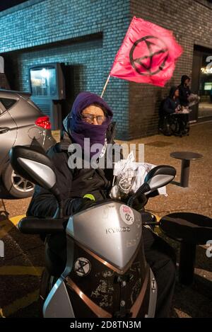 Hastings, Großbritannien. Oktober 2020. Extinction Rebellion Halloween Protest und März. Der lebhafte marsch verließ die Altstadt einmal dunkel, und schloss laute Samba Trommler, Skelette, hell erleuchtete Fahrräder, eine Welt im Feuer Bildnis, Feuer Fackeln und endete mit Rauchbomben. Die Straßen wurden durch 10M Banner blockiert, damit der marsch sicher Straßen überqueren konnte. Der Protest forderte sofortige und sinnvolle Maßnahmen der Regierung, um den Herausforderungen einer Klimanotlage zu begegnen. Veranstaltet von Extinction Rebellion Hastings / St. Leonards und Extinction Rebellion Southeast UK. Quelle: Stephen Bell/Alamy Stockfoto