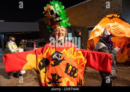 Hastings, Großbritannien. Oktober 2020. Extinction Rebellion Halloween Protest und März. Der lebhafte marsch verließ die Altstadt einmal dunkel, und schloss laute Samba Trommler, Skelette, hell erleuchtete Fahrräder, eine Welt im Feuer Bildnis, Feuer Fackeln und endete mit Rauchbomben. Die Straßen wurden durch 10M Banner blockiert, damit der marsch sicher Straßen überqueren konnte. Der Protest forderte sofortige und sinnvolle Maßnahmen der Regierung, um den Herausforderungen einer Klimanotlage zu begegnen. Veranstaltet von Extinction Rebellion Hastings / St. Leonards und Extinction Rebellion Southeast UK. Quelle: Stephen Bell/Alamy Stockfoto