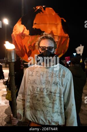 Hastings, Großbritannien. Oktober 2020. Extinction Rebellion Halloween Protest und März. Der lebhafte marsch verließ die Altstadt einmal dunkel, und schloss laute Samba Trommler, Skelette, hell erleuchtete Fahrräder, eine Welt im Feuer Bildnis, Feuer Fackeln und endete mit Rauchbomben. Die Straßen wurden durch 10M Banner blockiert, damit der marsch sicher Straßen überqueren konnte. Der Protest forderte sofortige und sinnvolle Maßnahmen der Regierung, um den Herausforderungen einer Klimanotlage zu begegnen. Veranstaltet von Extinction Rebellion Hastings / St. Leonards und Extinction Rebellion Southeast UK. Quelle: Stephen Bell/Alamy Stockfoto