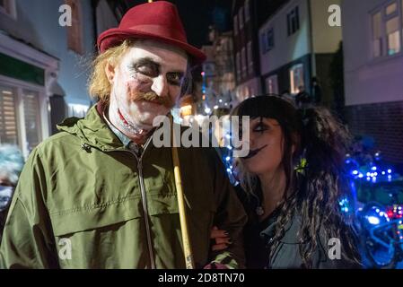 Hastings, Großbritannien. Oktober 2020. Extinction Rebellion Halloween Protest und März. Der lebhafte marsch verließ die Altstadt einmal dunkel, und schloss laute Samba Trommler, Skelette, hell erleuchtete Fahrräder, eine Welt im Feuer Bildnis, Feuer Fackeln und endete mit Rauchbomben. Die Straßen wurden durch 10M Banner blockiert, damit der marsch sicher Straßen überqueren konnte. Der Protest forderte sofortige und sinnvolle Maßnahmen der Regierung, um den Herausforderungen einer Klimanotlage zu begegnen. Veranstaltet von Extinction Rebellion Hastings / St. Leonards und Extinction Rebellion Southeast UK. Quelle: Stephen Bell/Alamy Stockfoto