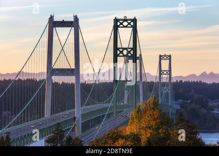 Narrows Brücke in Tacoma Washington bei einem bunten Sonnenuntergang Stockfoto