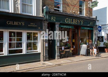 Eton, Buckinghamshire, England, Großbritannien. Gilbey's ist ein Bar-Restaurant auf der Eton High Street Stockfoto