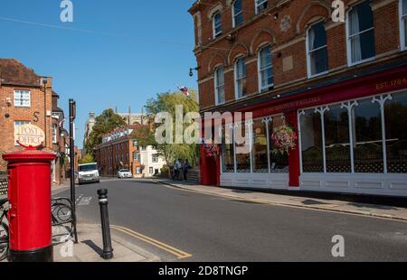 Eton, Buckinghamshire, England, Großbritannien. Berühmte Geschäft, Tom Brown Schneider gegründet 1784 auf Eton High Street Blick auf Eton College. Stockfoto