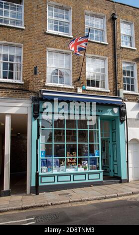 Eton, Buckinghamshire, England, Großbritannien. Das örtliche Touristen- und Informationsbüro in der Eton High Street in dieser historischen Stadt. Stockfoto