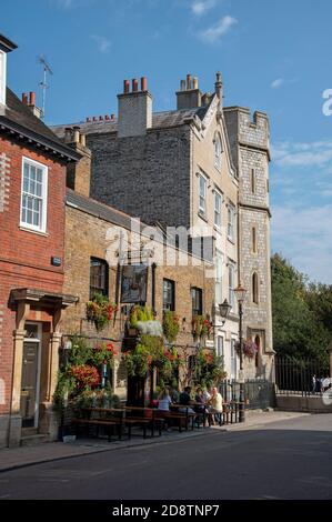 Windsor, Berkshiire, England, Großbritannien. 2020. Die zwei Brauer auf der Park Street in der Nähe des langen Spaziergangs mit Leuten, die draußen essen. Stockfoto
