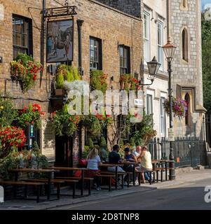 Windsor, Berkshiire, England, Großbritannien. 2020. Die zwei Brauer auf der Park Street in der Nähe des langen Spaziergangs mit Leuten, die draußen essen. Stockfoto