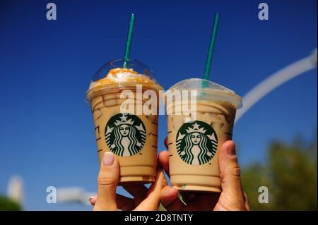 FETHIE, TÜRKEI - OKTOBER 112 leckerer, kalter Starbucks-Kaffee am 11. Oktober 2020 in Fethie vor blauem Himmel. Stockfoto