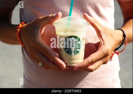 FETHIE, TÜRKEI - OKTOBER 11: 2 leckere kalte Kaffees Starbucks in Fethie am 11. Oktober 2020. Stockfoto
